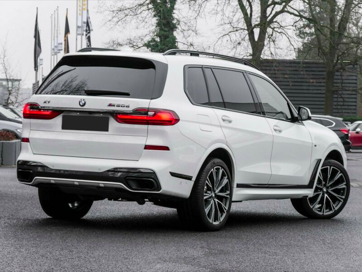 BMW X7 M50d Mpaket | předváděcí auto | skladem | od autorizovaného prodejce | bílá metalíza | super cena | top stav | online nákup | autoibuy.com